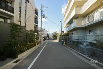 敷地北側の前面道路（東側から）