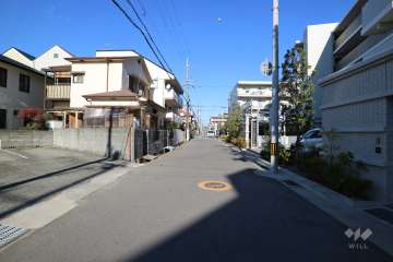 敷地西側の前面道路（南側から）
