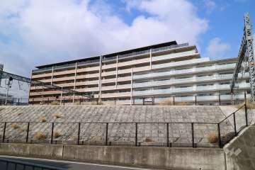摩耶シティSTATION AXISの外観（南側から）