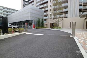 駐車場の出入口（ロボットゲート付き）