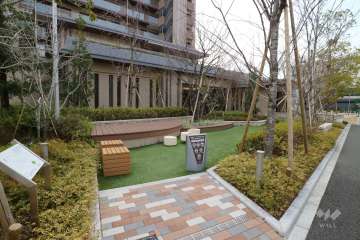 エントランス前にある公園