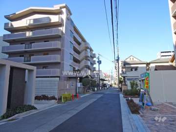 敷地北側の前面道路