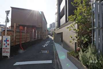 敷地東側の前面道路（北側から）