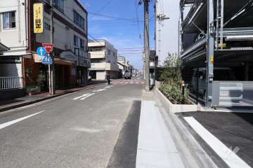 敷地西側の前面道路（南側から）