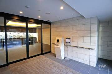 エントランスはオートロック付きです。