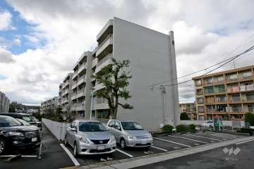 桃山住宅6号棟の外観（北東側から）