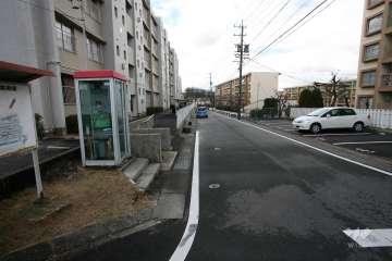 敷地北西側の前面道路（北東側から）