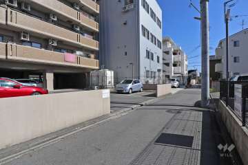 駐車場入り口と敷地南側前面道路