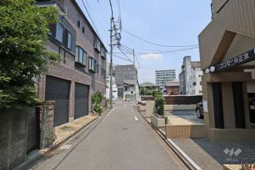 敷地西側の前面道路（南側から）