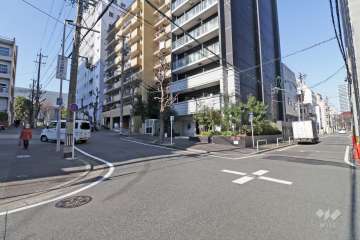 敷地南側の前面道路（東側から）