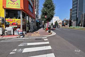 敷地北側の前面道路(東側から)