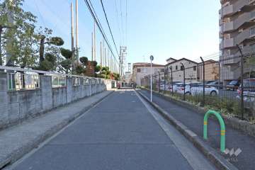 敷地北側の前面道路（西側から）