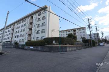 敷地北西側と南東側の前面道路