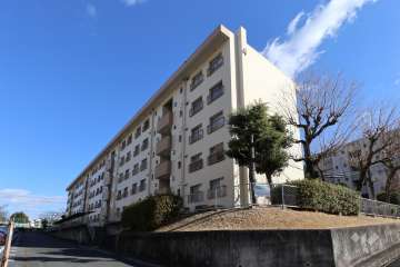 桃山住宅4号棟の外観（南西側から）