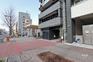 敷地南側は桜通りに面しています。