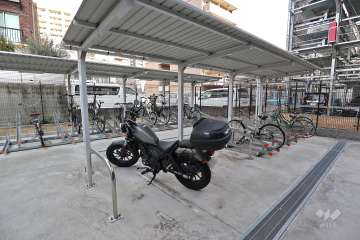 バイク置場と駐輪場