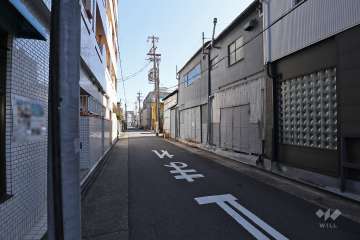 敷地北側の前面道路（西側から）