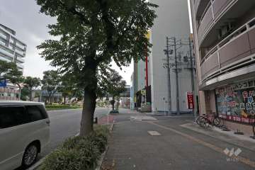 敷地東側の前面道路(北側から)