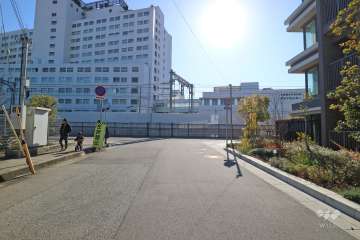 敷地東側の前面道路（南側から）
