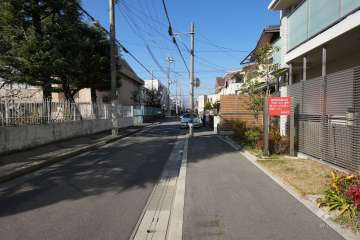 敷地南西側の前面道路（東側から）