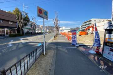 敷地西側の前面道路