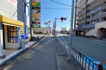 敷地西側の前面道路