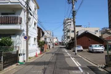敷地南側の前面道路。一方通行道路です。