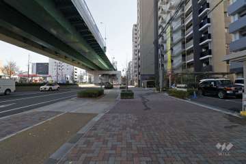 敷地北側は名古屋高速都心環状線と山王通りに面しています。