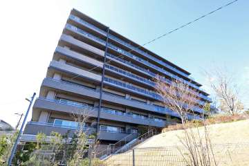 レーベン千里青山台 GRAN HIGHの外観（東側から）