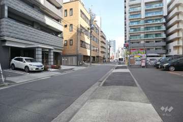 敷地南側の前面道路（南西側から）
