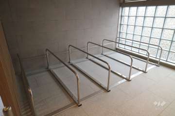 買い物カート置場。直通のイオンから敷地内までカートを持ってこれます。