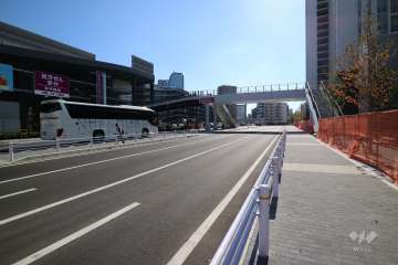 敷地東側の前面道路（北側から）