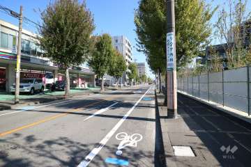 敷地北側の前面道路（西側から）