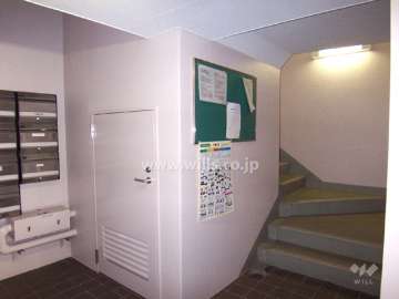 共用ポスト、各部屋につながる階段