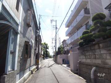 マンションの南側の前面道路