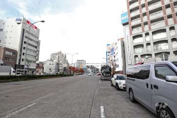 敷地西側の前面道路（片側5車線）