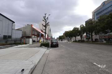 敷地西側の前面道路（片側5車線）