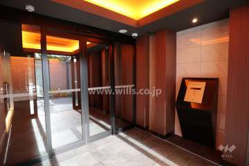 エントランスはオートロック付きです。