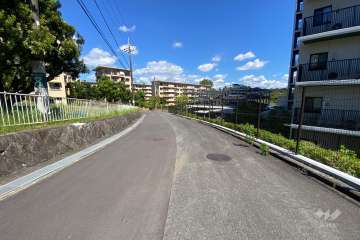 敷地西側の前面道路（南側から）