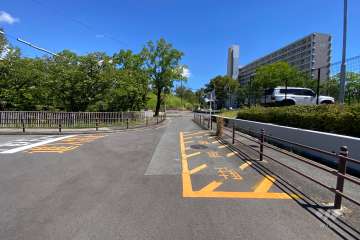 敷地北側の前面道路（西側から）