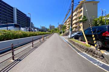 敷地北側の前面道路(東側)から