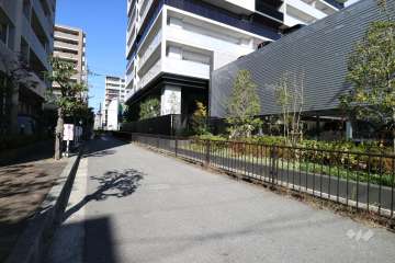 敷地西側の前面道路