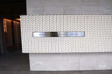 エントランスの銘板