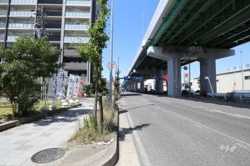 敷地東側の前面道路