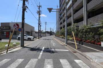 敷地南側の前面道路