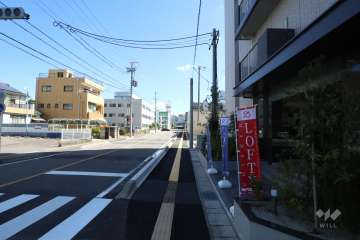 敷地北西側の前面道路（南西側から）