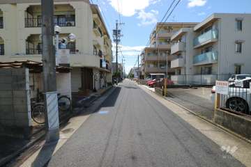 敷地北側の前面道路。交通量の少ない通りです。