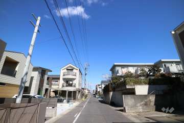 敷地東側の前面道路（南側から）