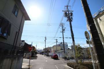 敷地東側の前面道路（北側から）