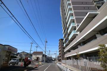 敷地南側の前面道路（東側から）